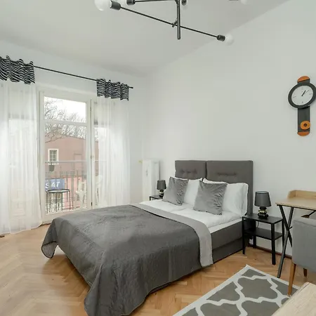 In The Centre Of With Balcony By Renters Daire *